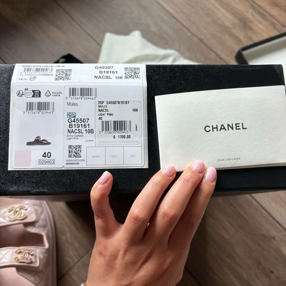 Chanel light pink shiny calfskin quilted dad crystal slide sandals size 40 - Picture 8 of 8